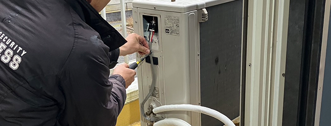 エアコン室外機の設置作業